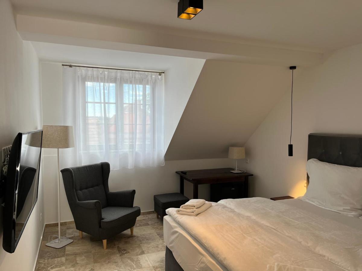 Separe V Zahrade Hotell Ratmerice Eksteriør bilde